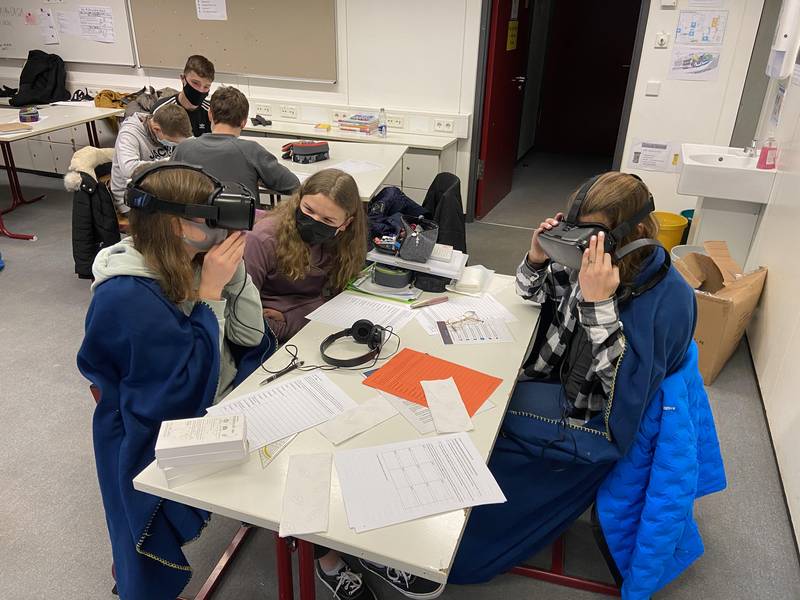 Schüler mit VR Brille beim Projekt DEIN ERSTER TAG