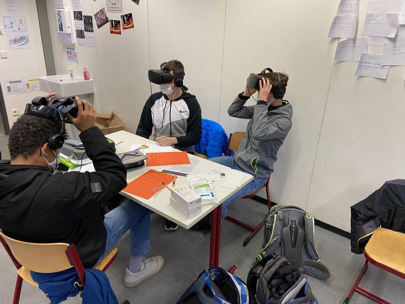 Schüler mit VR Brille beim Projekt DEIN ERSTER TAG